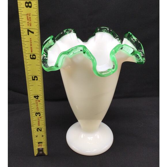 Vintage Discontinued Fenton Emerald Crest 6in Double Crimped Vase - Picture 9 of 10